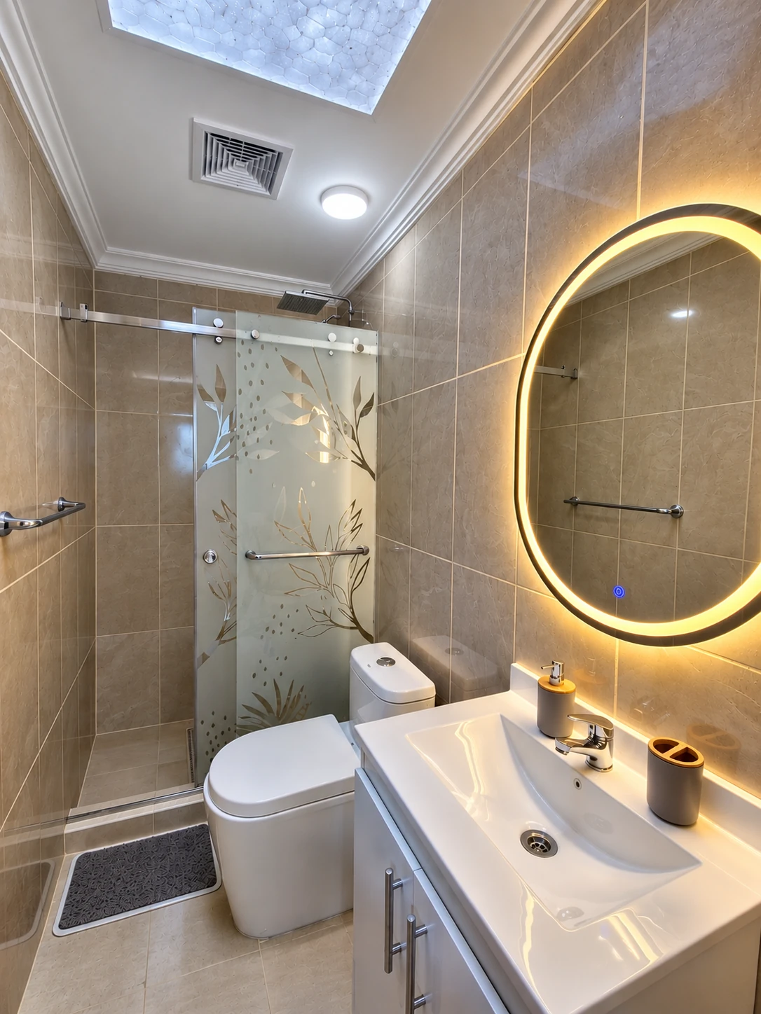 Baño completo con ducha del Departamento 02 de BAGU